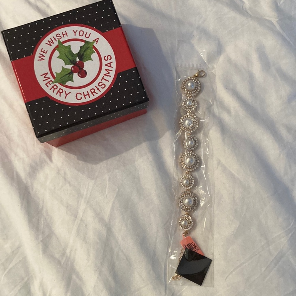 NWT 8” gold, 2-sized pearl and cz circular bracelet.